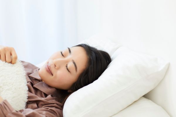 除低耳機照聽到歌！網民大推「枕底聽歌法」AirPods離耳不斷線 不傷耳又慳錢 【教1招設定】