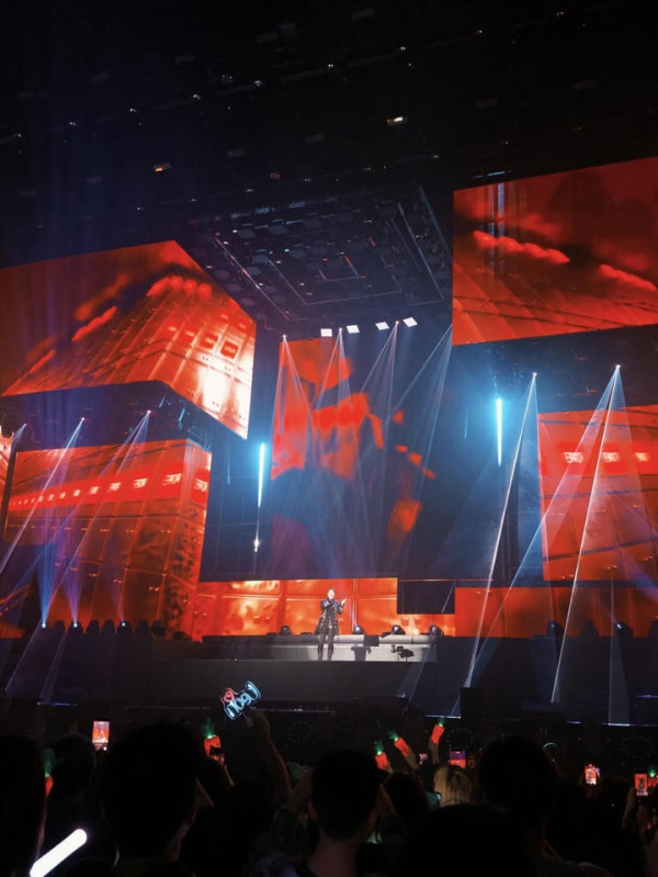 黎明演唱會2026｜黎明送粉絲紅蘿蔔手燈網民Like爆！天王哲學再現：冇得唔要