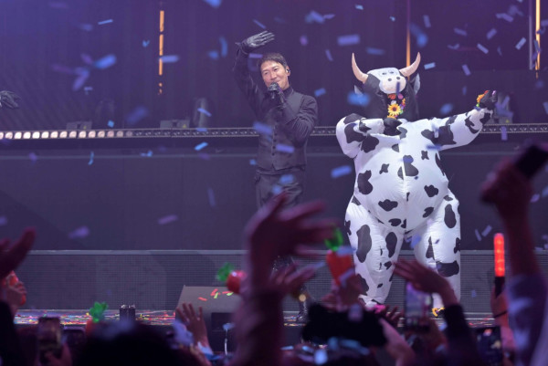 黎明演唱會2026｜黎明送粉絲紅蘿蔔手燈網民Like爆！天王哲學再現：冇得唔要