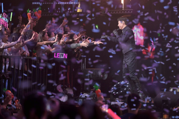 黎明演唱會2026｜黎明送粉絲紅蘿蔔手燈網民Like爆！天王哲學再現：冇得唔要