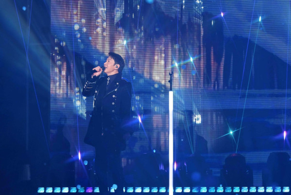 黎明演唱會2026｜黎明送粉絲紅蘿蔔手燈網民Like爆！天王哲學再現：冇得唔要