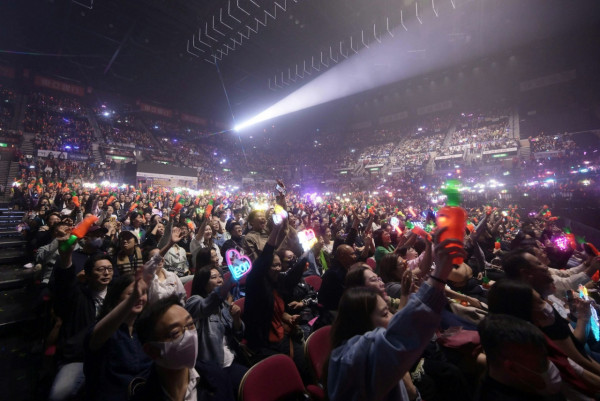 黎明演唱會2026｜黎明送粉絲紅蘿蔔手燈網民Like爆！天王哲學再現：冇得唔要