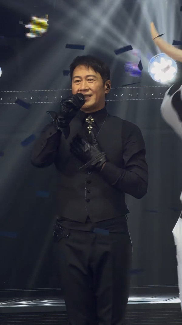 黎明演唱會2026｜黎明送粉絲紅蘿蔔手燈網民Like爆！天王哲學再現：冇得唔要