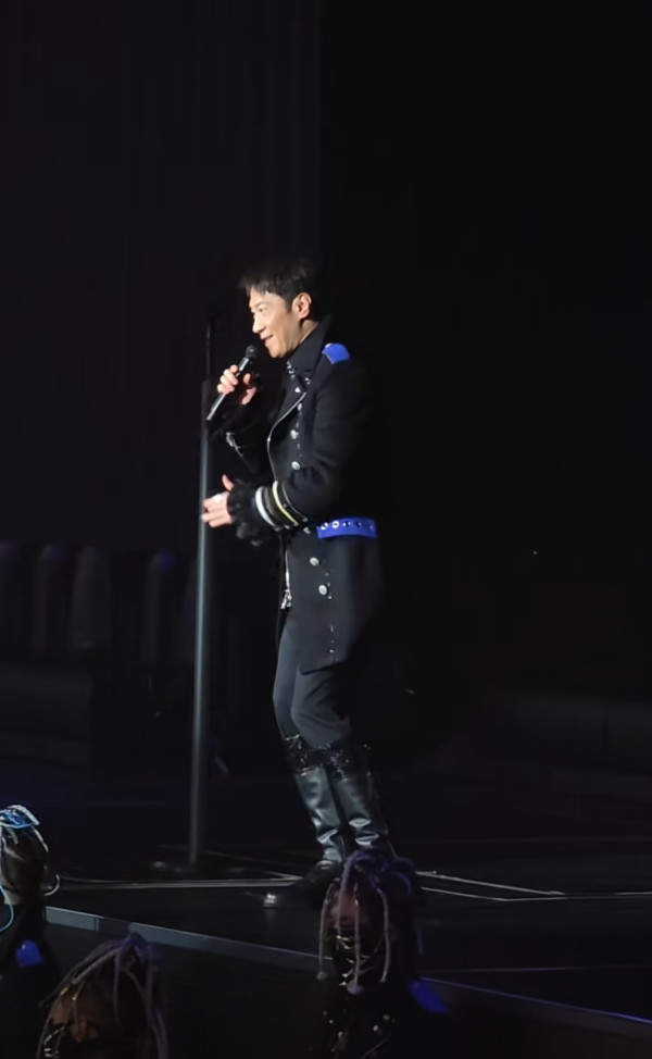 黎明演唱會2026｜黎明送粉絲紅蘿蔔手燈網民Like爆！天王哲學再現：冇得唔要