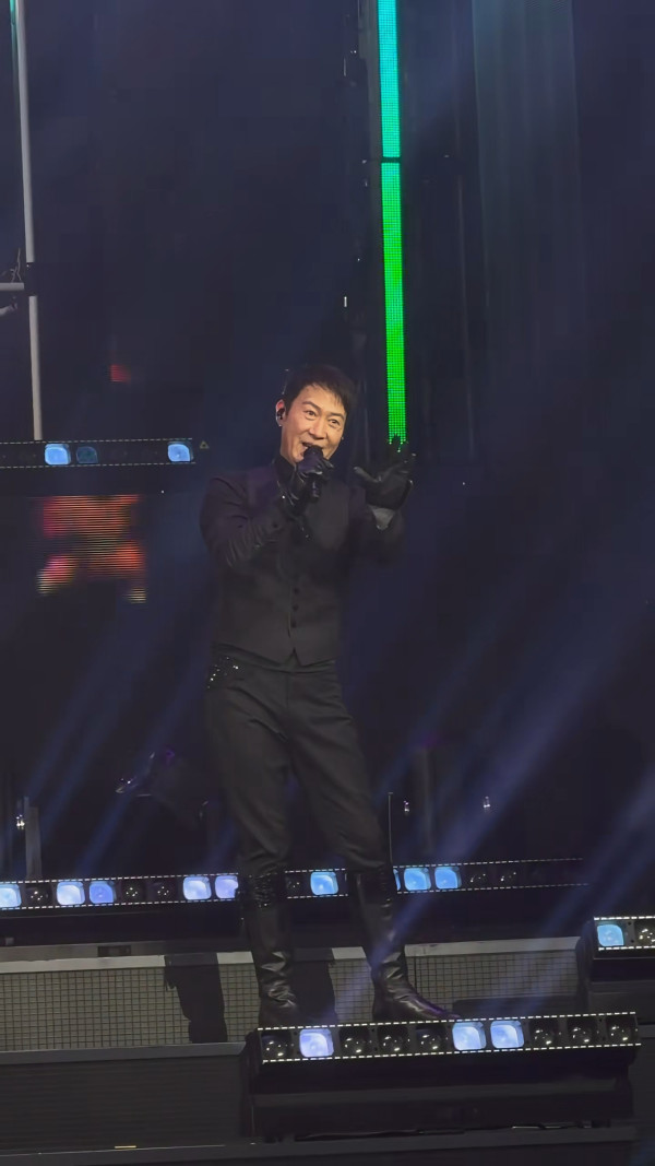 黎明演唱會2026｜黎明送粉絲紅蘿蔔手燈網民Like爆！天王哲學再現：冇得唔要