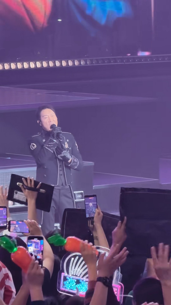 黎明演唱會2026｜黎明送粉絲紅蘿蔔手燈網民Like爆！天王哲學再現：冇得唔要