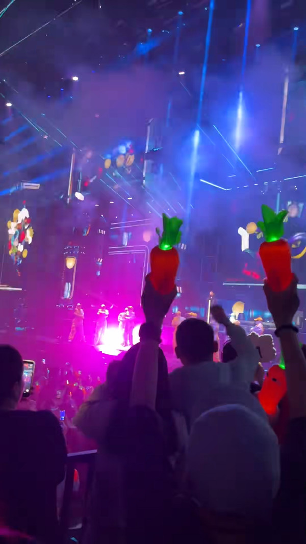 黎明演唱會2026｜黎明送粉絲紅蘿蔔手燈網民Like爆！天王哲學再現：冇得唔要