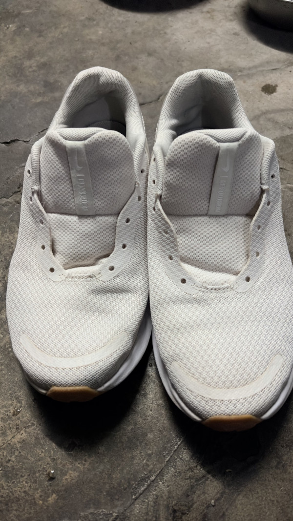 白鞋洗完「曝曬翻車」秒變黃！網民實測1招「神級急救法」零成本還原亮白！