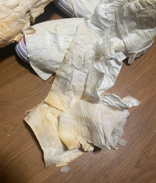 白鞋洗完「曝曬翻車」秒變黃！網民實測1招「神級急救法」零成本還原亮白！