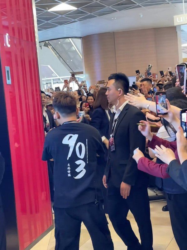 佘詩曼內地宣傳遭圍堵狂迷猛力拉扯 意外失重心跌向人群驚險畫面瘋傳