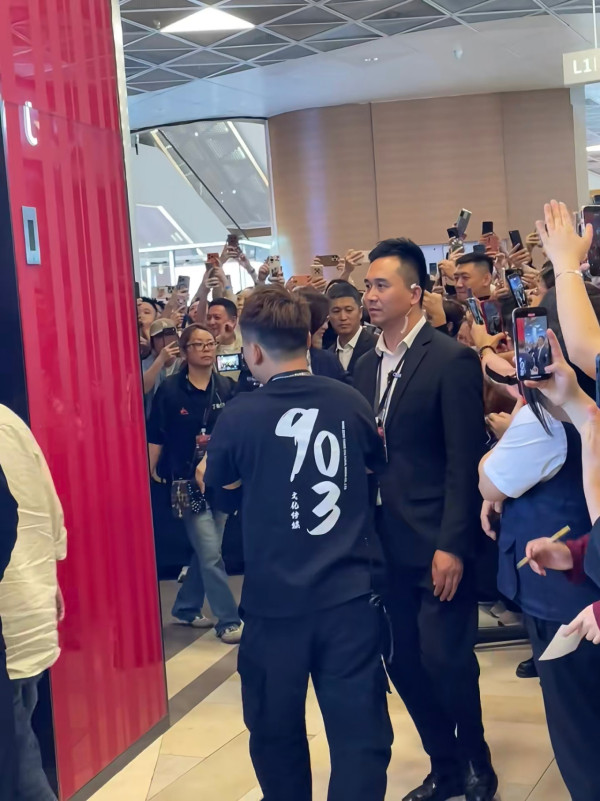 佘詩曼內地宣傳遭圍堵狂迷猛力拉扯 意外失重心跌向人群驚險畫面瘋傳