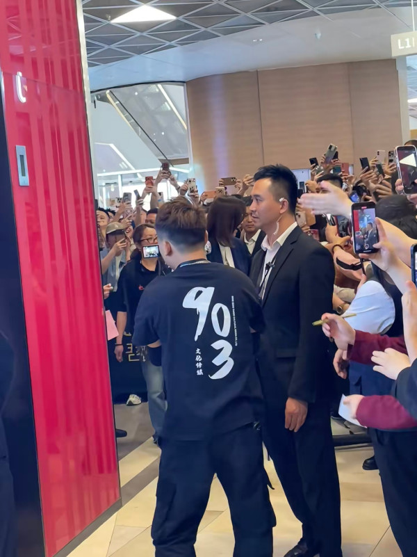 佘詩曼內地宣傳遭圍堵狂迷猛力拉扯 意外失重心跌向人群驚險畫面瘋傳