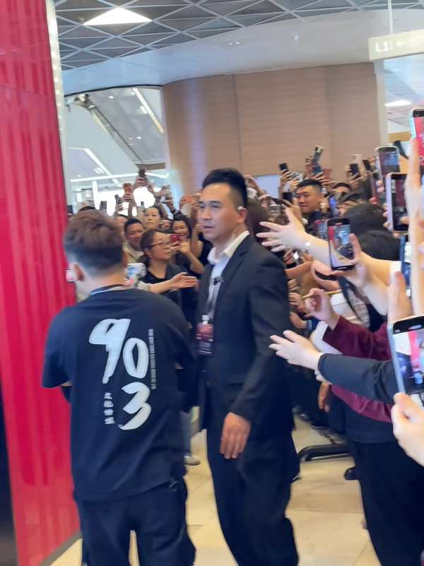 佘詩曼內地宣傳遭圍堵狂迷猛力拉扯 意外失重心跌向人群驚險畫面瘋傳