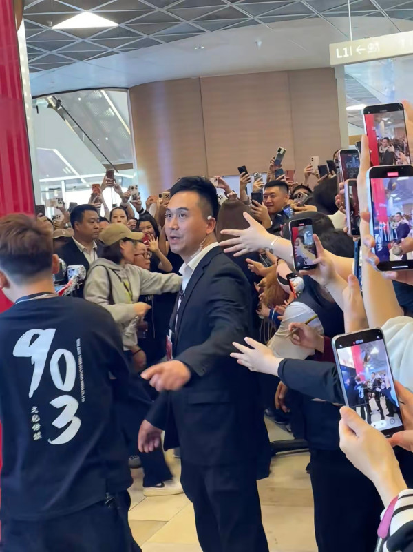 佘詩曼內地宣傳遭圍堵狂迷猛力拉扯 意外失重心跌向人群驚險畫面瘋傳