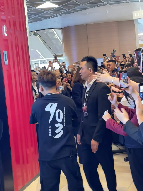 佘詩曼內地宣傳遭圍堵狂迷猛力拉扯 意外失重心跌向人群驚險畫面瘋傳