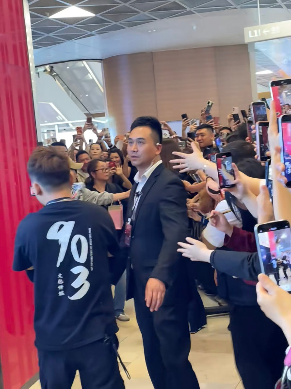 佘詩曼內地宣傳遭圍堵狂迷猛力拉扯 意外失重心跌向人群驚險畫面瘋傳