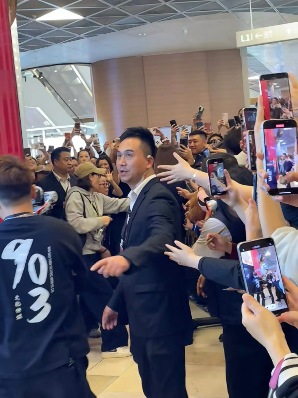 佘詩曼內地宣傳遭圍堵狂迷猛力拉扯 意外失重心跌向人群驚險畫面瘋傳