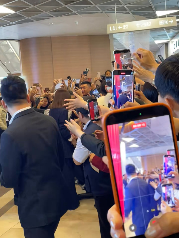 佘詩曼內地宣傳遭圍堵狂迷猛力拉扯 意外失重心跌向人群驚險畫面瘋傳