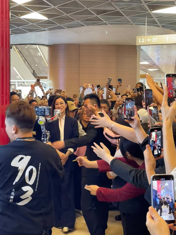 佘詩曼內地宣傳遭圍堵狂迷猛力拉扯 意外失重心跌向人群驚險畫面瘋傳