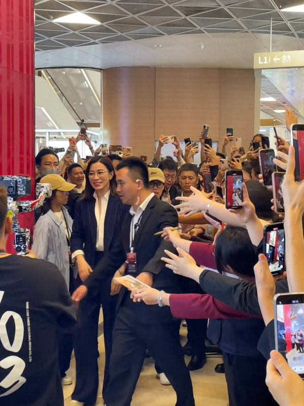 佘詩曼內地宣傳遭圍堵狂迷猛力拉扯 意外失重心跌向人群驚險畫面瘋傳