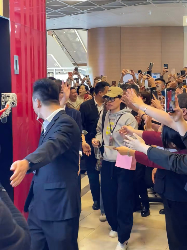 佘詩曼內地宣傳遭圍堵狂迷猛力拉扯 意外失重心跌向人群驚險畫面瘋傳