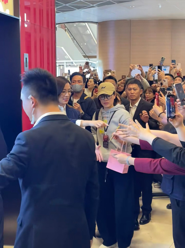 佘詩曼內地宣傳遭圍堵狂迷猛力拉扯 意外失重心跌向人群驚險畫面瘋傳