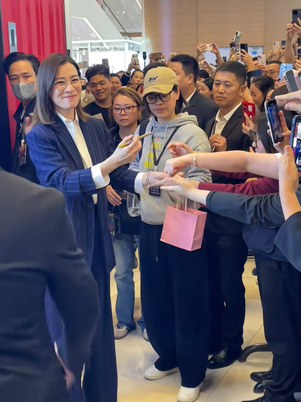 佘詩曼內地宣傳遭圍堵狂迷猛力拉扯 意外失重心跌向人群驚險畫面瘋傳