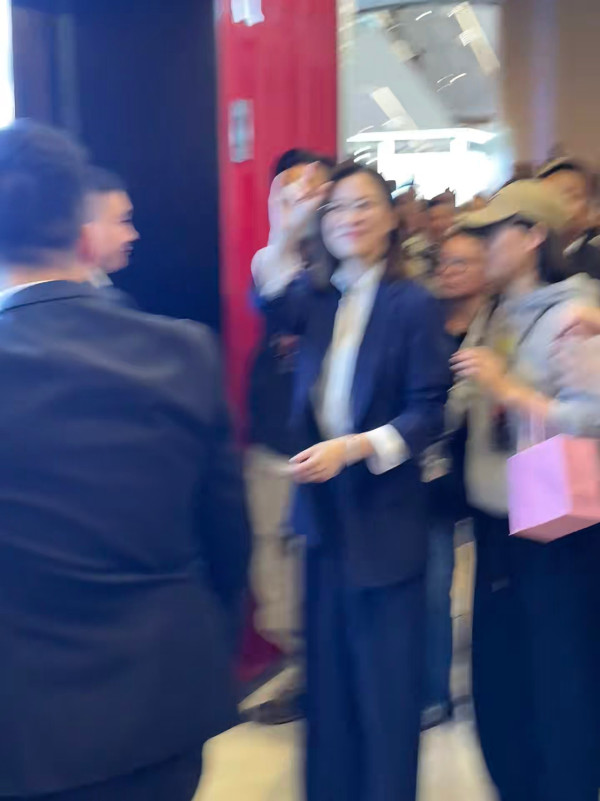 佘詩曼內地宣傳遭圍堵狂迷猛力拉扯 意外失重心跌向人群驚險畫面瘋傳