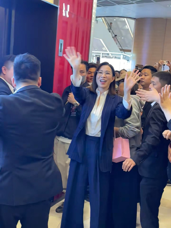 佘詩曼內地宣傳遭圍堵狂迷猛力拉扯 意外失重心跌向人群驚險畫面瘋傳