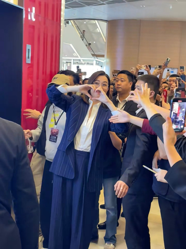 佘詩曼內地宣傳遭圍堵狂迷猛力拉扯 意外失重心跌向人群驚險畫面瘋傳