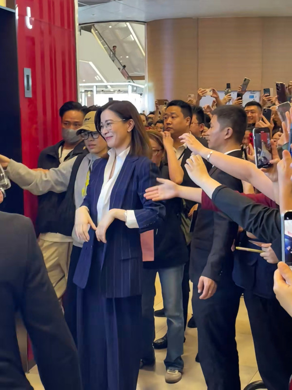 佘詩曼內地宣傳遭圍堵狂迷猛力拉扯 意外失重心跌向人群驚險畫面瘋傳