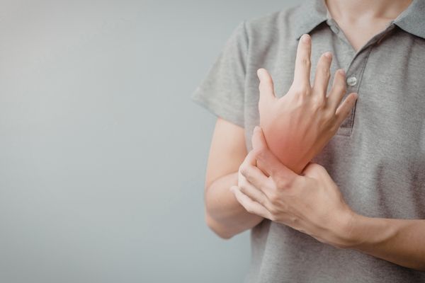 手痛晚期可致永久功能喪失？ 一文睇清「手機手」同「滑鼠手」教你3秒極速自查【附 5 分鐘恢復運動】