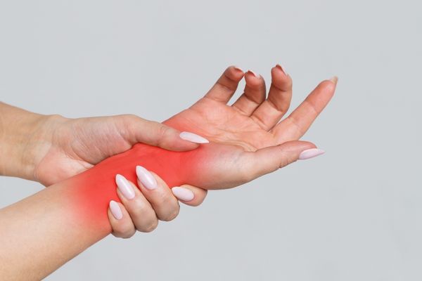 手痛晚期可致永久功能喪失？ 一文睇清「手機手」同「滑鼠手」教你3秒極速自查【附 5 分鐘恢復運動】