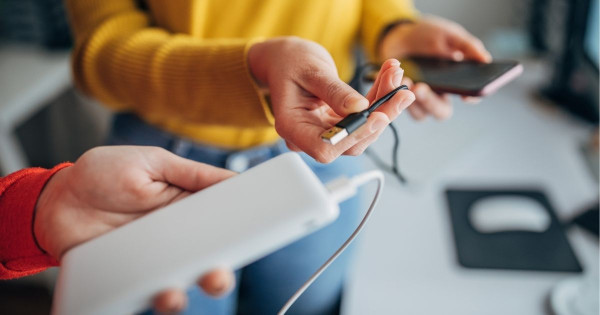 旅遊尿袋推薦2026|6款上機合規快充3C認證行動電源 附各地安全容量計算教學