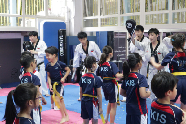 國際學校學費2026︱全港30+國際學校學費排名 5間平民國際學校最平學費10萬有找！債券/IB狀元分佈一覽