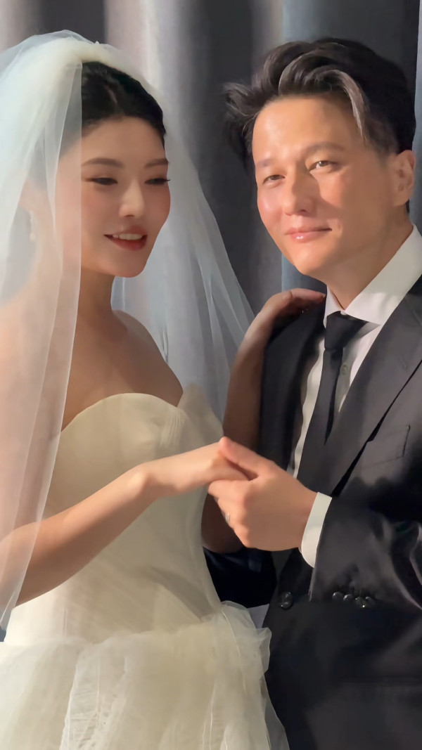 「最型星二代」低調完婚曬婚照報喜！8年情修成正果終於結婚：我們很感恩