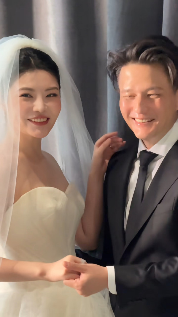 「最型星二代」低調完婚曬婚照報喜！8年情修成正果終於結婚：我們很感恩