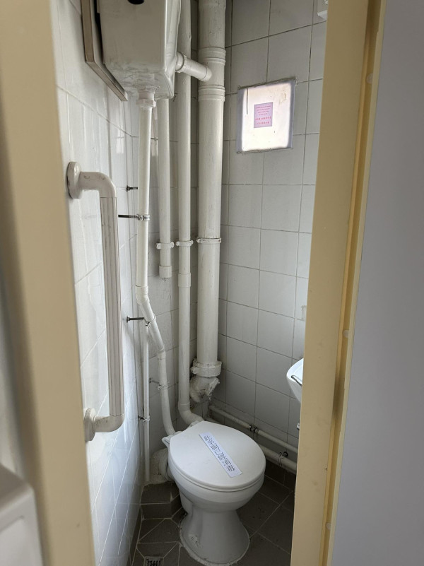 將軍澳都會駅驚現「全透明廁所」!客廳中心如廁全公開?網民震驚:租住玻璃箱?