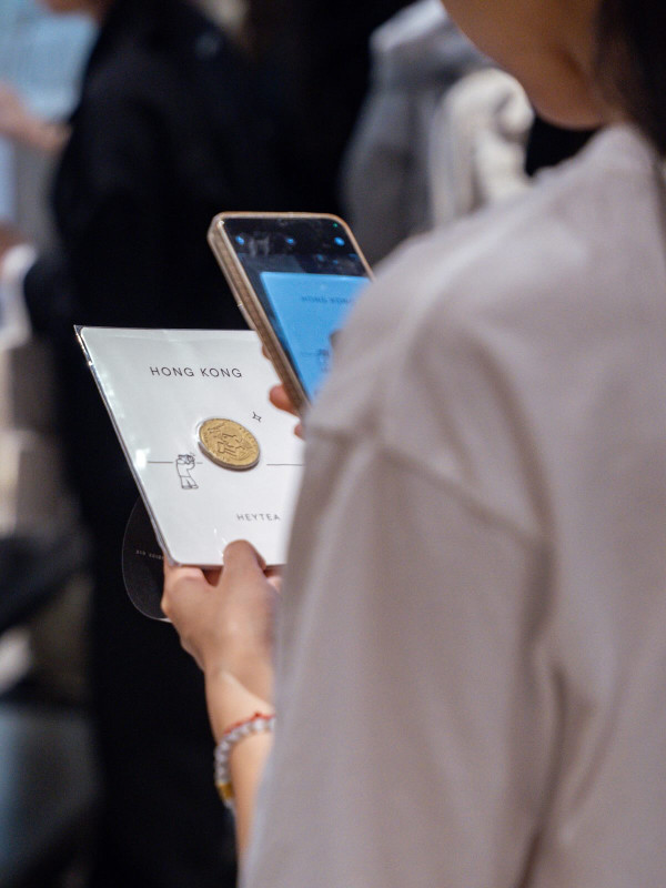 銅鑼灣深夜驚現「神秘凳仔陣」！逾30空凳霸街 揭通宵排隊真相：全為等...