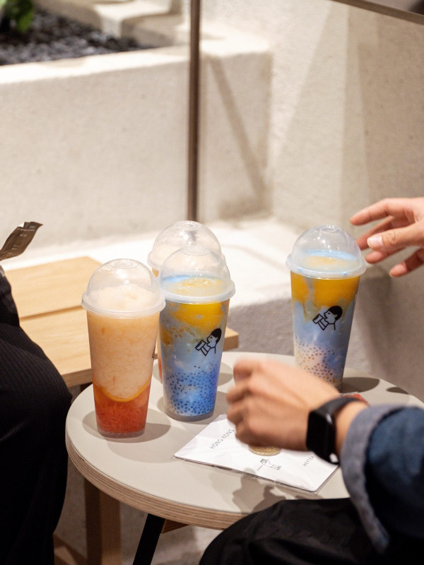 上環逾100人排長龍「打蛇餅」上班族捨棄午餐「罰企」1小時！網民：時間咁廉價？