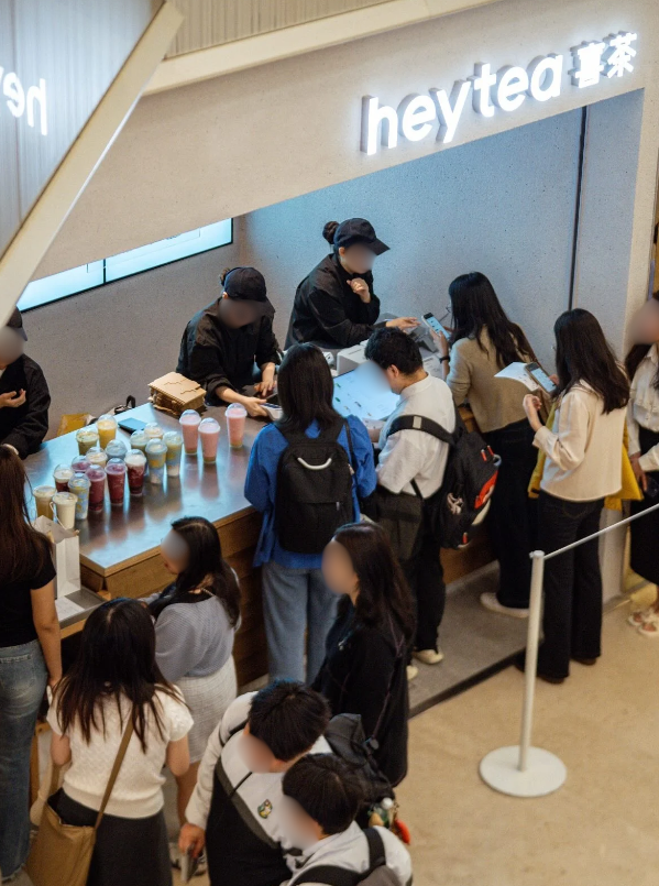 銅鑼灣深夜驚現「神秘凳仔陣」！逾30空凳霸街 揭通宵排隊真相：全為等...