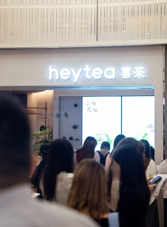 銅鑼灣深夜驚現「神秘凳仔陣」！逾30空凳霸街 揭通宵排隊真相：全為等...