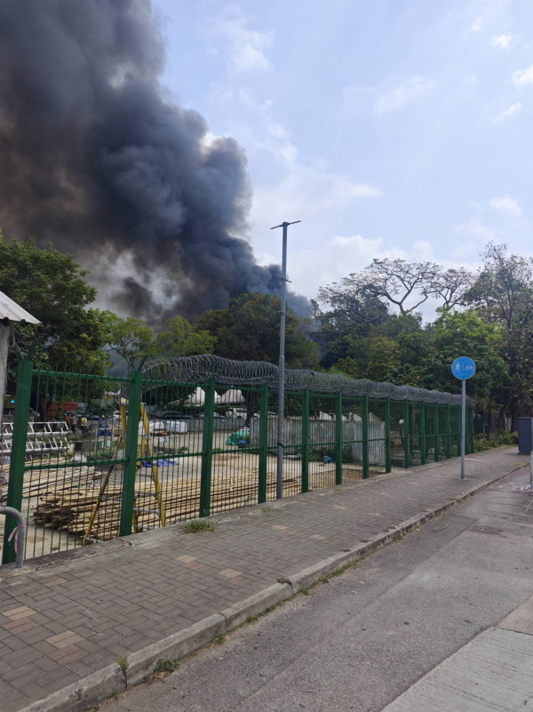 大埔回收場突發大火！連環爆炸黑煙蔽天 街坊直擊駭人火海：爆左好多聲