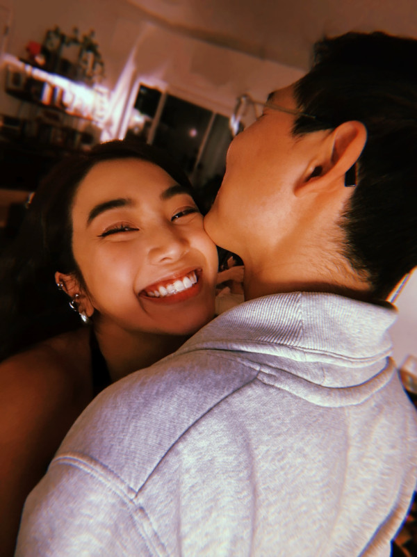 人妻星二代拍拖9周年紀念罕有瘋狂放閃 晒圈外老公合照揭婚姻保鮮秘訣