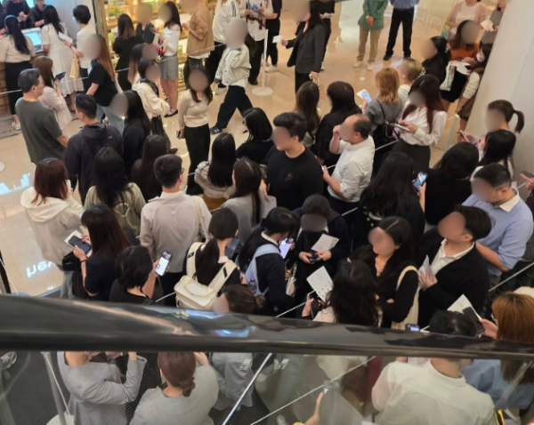 上環逾100人排長龍「打蛇餅」上班族捨棄午餐「罰企」1小時！網民：時間咁廉價？