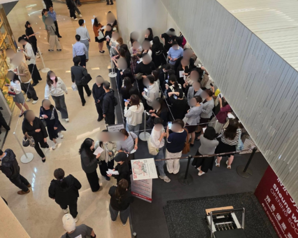 上環逾100人排長龍「打蛇餅」上班族捨棄午餐「罰企」1小時！網民：時間咁廉價？