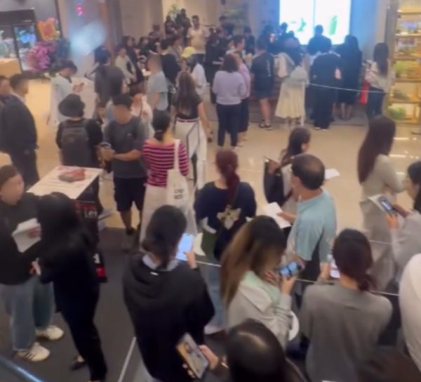 上環逾100人排長龍「打蛇餅」上班族捨棄午餐「罰企」1小時！網民：時間咁廉價？