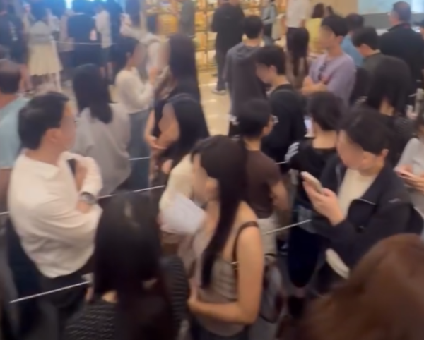 上環逾100人排長龍「打蛇餅」上班族捨棄午餐「罰企」1小時！網民：時間咁廉價？