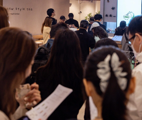 上環逾100人排長龍「打蛇餅」上班族捨棄午餐「罰企」1小時！網民：時間咁廉價？