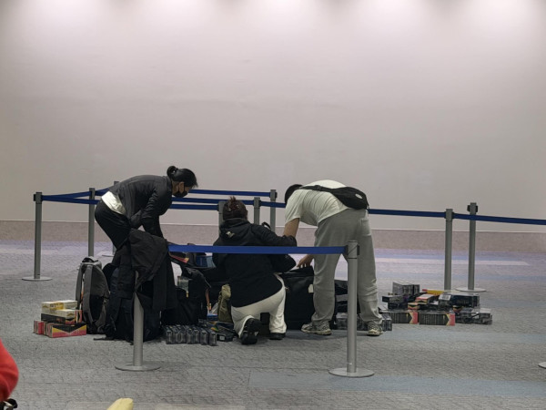 網傳香港旅客沖繩返港疑走私數十條香煙 網民睇法兩極：帶出境都唔得？ 